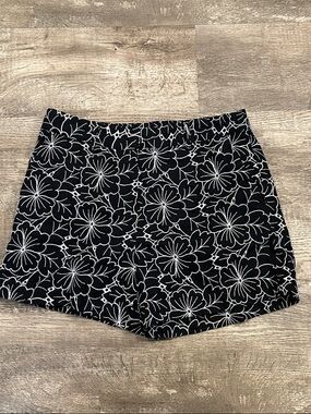 NWT Black and White Tahari Floral Embroidered Women’s Shorts Size 12